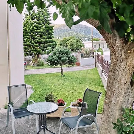 Apartment Great With A Yard