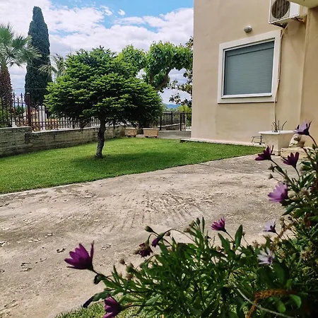 Apartment Great With A Yard